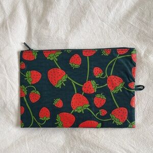 NWOT BAGGU Medium Size Go Pouch from Carrots & Berries Set